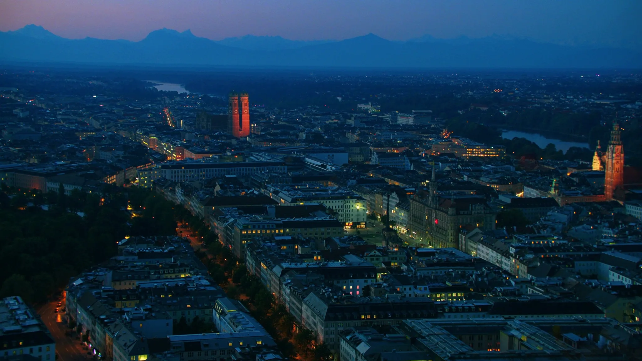 Blick über München in der Abenddämmerung.